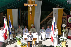 Festgottesdienst zum 1.000 Todestag des Heiligen Heimerads auf dem Hasunger Berg (Foto: Karl-Franz Thiede) Festgottesdienst zum 1.000 Todestag des Heiligen Heimerads auf dem Hasunger Berg (Foto: Karl-Franz Thiede)